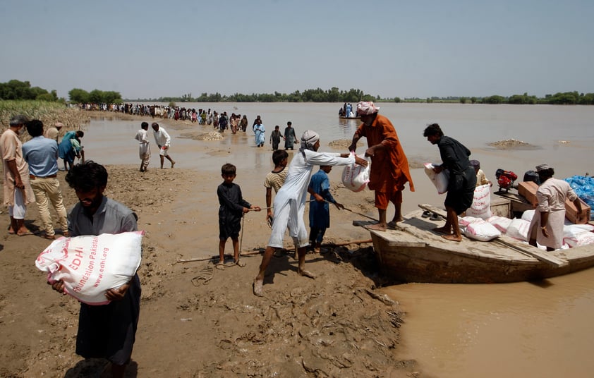 Rescatan a personas atrapadas por inundaciones en Pakistán, cientos han muerto desde junio