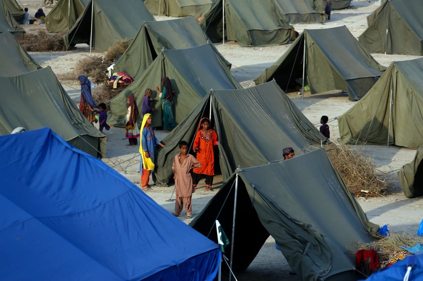 Rescatan a personas atrapadas por inundaciones en Pakistán, cientos han muerto desde junio