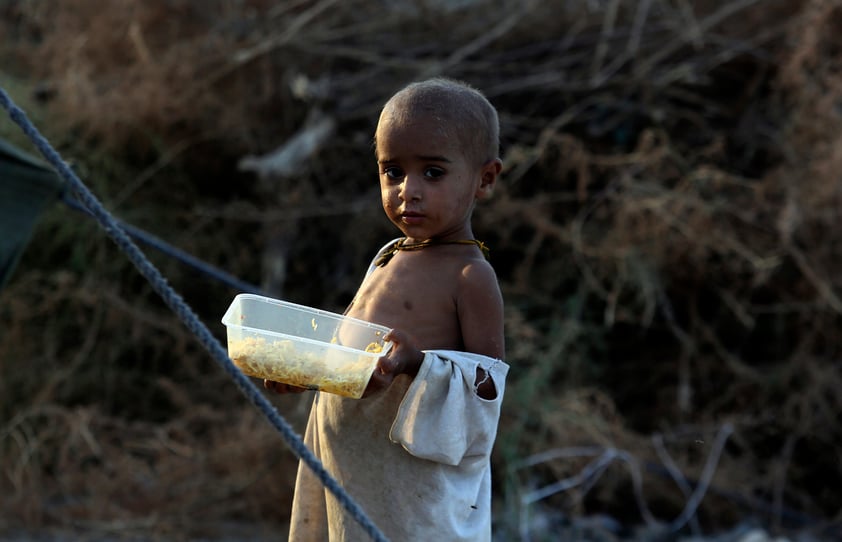 Rescatan a personas atrapadas por inundaciones en Pakistán, cientos han muerto desde junio