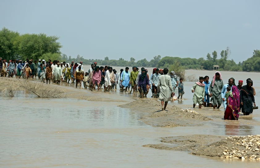 Rescatan a personas atrapadas por inundaciones en Pakistán, cientos han muerto desde junio