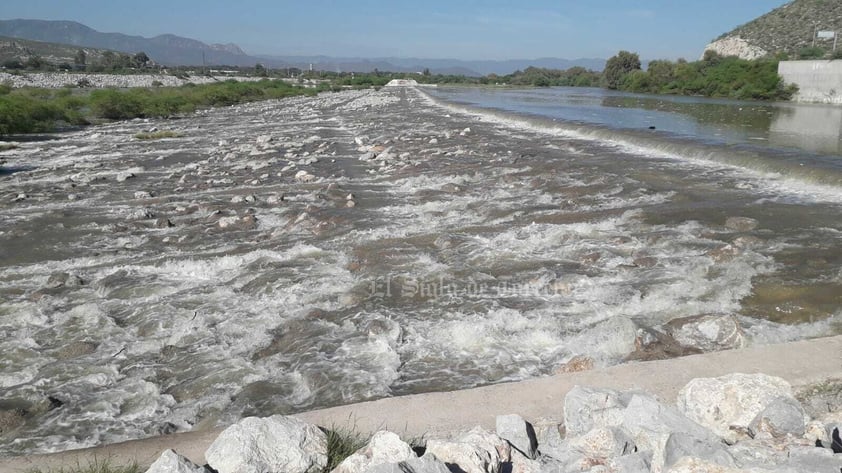 La mañana de este viernes, el agua proveniente de la presa Francisco Zarco ya pasó la zona del puente Centauro, en Lerdo.