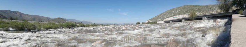 En la zona, el agua se estacionó al menos una hora debido a que se inunda el área de las cribas.