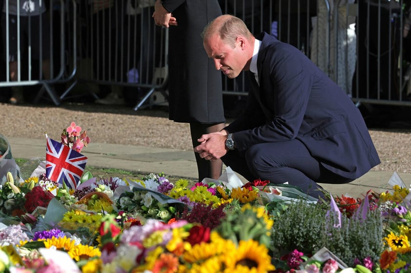 Salieron a saludar a la gente que les expresa el pésame por la muerte de Isabel II