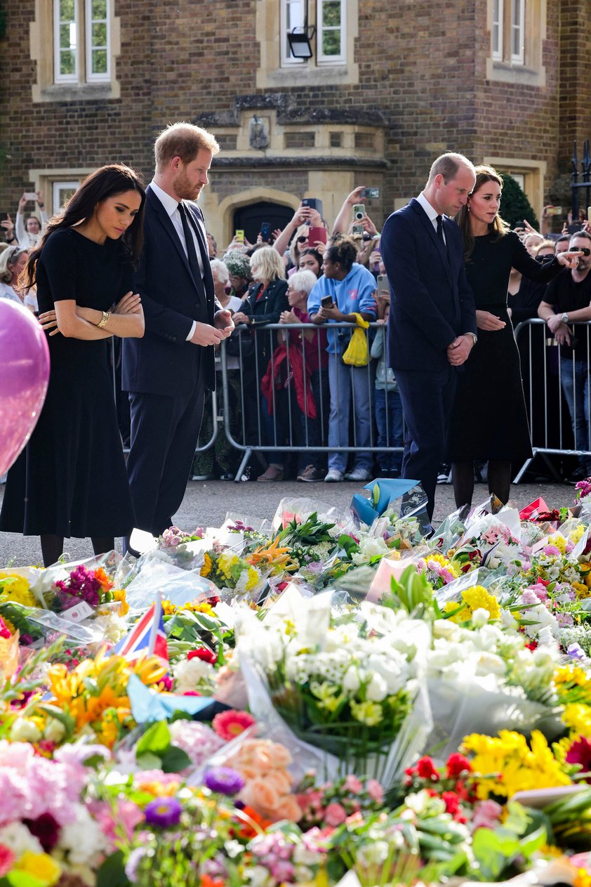 Salieron a saludar a la gente que les expresa el pésame por la muerte de Isabel II