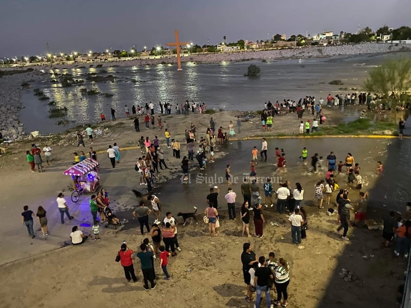 ‘Playa’ Nazas. Durante la tarde noche del domingo se pudo observar a ciudadanos conviviendo a la orilla del río. Algunos no se aguantaron y desde temprana hora se introdujeron al agua para darse un ‘chapuzón’. Hasta se pudo observar a comerciantes en el lugar, como si se tratara de un paseo público.