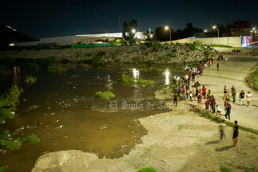 Bienvenida. Ciudadanos se mantuvieron en la orilla de la vialidad para darle la bienvenida al río, durante la madrugada del domingo.