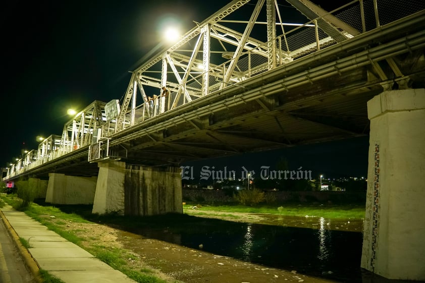 Cruza el puente. Aproximadamente a las 12:30 horas del domingo, el río cruzó el puente plateado que une a las ciudades de Torreón y Gómez Palacio.