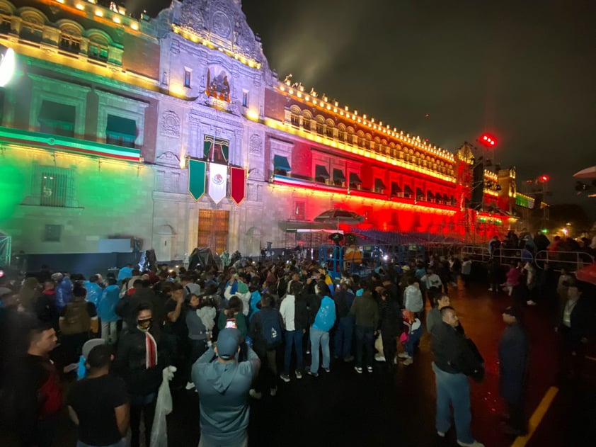 EUM20220915NAC24.JPG
CIUDAD DE MÉXICO. National Holidays/Fiestas Patrias-Coyoacán.- 15 de septiembre de 2022. Aspectos del ambiente que se vive en el Zócalo capitalino como parte de las Fiestas Patrias y el Grito de Independencia. Foto: Agencia EL UNIVERSAL/Berenice Fregoso/EELG