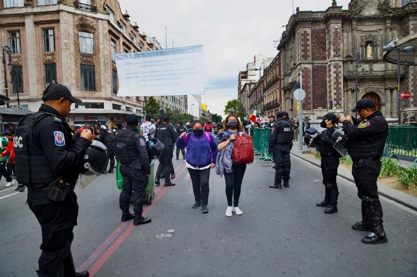 EUM20220915NAC09.JPG
CIUDAD DE MÉXICO. National Holidays/Fiestas Patrias-Zócalo.- 15 de septiembre de 2022. Aspectos del ambiente en el Zócalo capitalino y calles aledañas previo a la ceremonia del Grito de Independencia. Foto: Agencia EL UNIVERSAL/Germán Espinosa/EELG