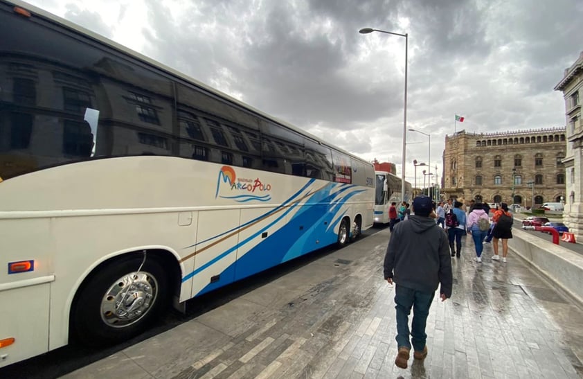 EUM20220915NAC11.JPG
CIUDAD DE MÉXICO. National Holidays/Fiestas Patrias-Zócalo.- 15 de septiembre de 2022. Autobuses de Querétaro y Tabasco llegan con 'acarreados' para apoyar al presidente Andrés Manuel López Obrador durante el Grito de Independencia. Foto: Agencia EL UNIVERSAL/Salvador Corona/EELG