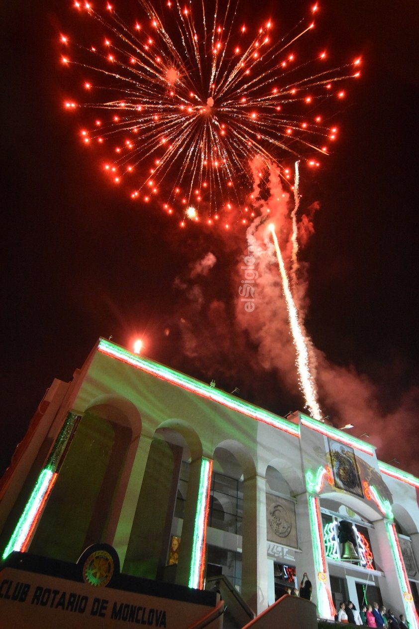 Monclova, Coahuila, 15 de septiembre de 2022.- Miles de monclovense se congregaron la noche de este jueves en la plaza principal para conmemorar, luego de dos años de realizarse “en línea” y sin la presencia de los ciudadanos, la fiesta del grito de independencia.

El alcalde Mario Dávila Delgado, con la bandera en una mano y la soga de la campana en la otra, hizo tañir ésta, una réplica de la original tocada, por el cura Miguel Hidalgo en 1810, y lanzó el tradicional grito de independencia.