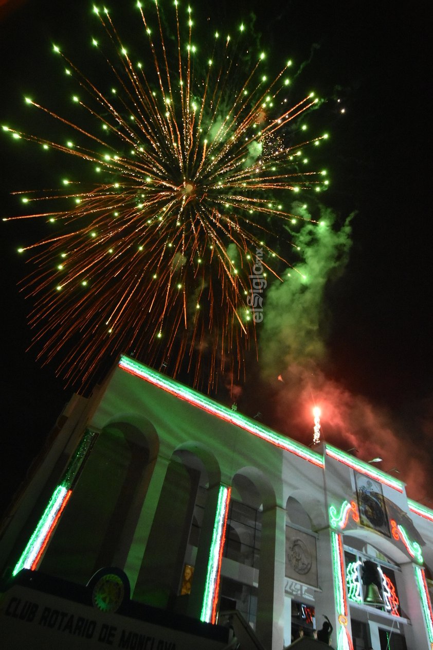 Monclova, Coahuila, 15 de septiembre de 2022.- Miles de monclovense se congregaron la noche de este jueves en la plaza principal para conmemorar, luego de dos años de realizarse “en línea” y sin la presencia de los ciudadanos, la fiesta del grito de independencia.

El alcalde Mario Dávila Delgado, con la bandera en una mano y la soga de la campana en la otra, hizo tañir ésta, una réplica de la original tocada, por el cura Miguel Hidalgo en 1810, y lanzó el tradicional grito de independencia.