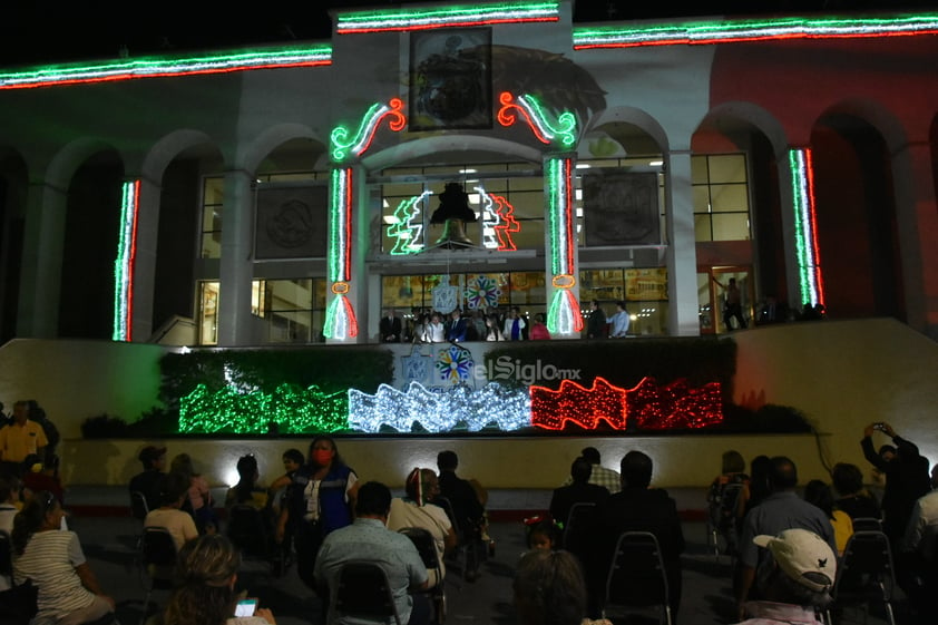 Monclova, Coahuila, 15 de septiembre de 2022.- Miles de monclovense se congregaron la noche de este jueves en la plaza principal para conmemorar, luego de dos años de realizarse “en línea” y sin la presencia de los ciudadanos, la fiesta del grito de independencia.

El alcalde Mario Dávila Delgado, con la bandera en una mano y la soga de la campana en la otra, hizo tañir ésta, una réplica de la original tocada, por el cura Miguel Hidalgo en 1810, y lanzó el tradicional grito de independencia.