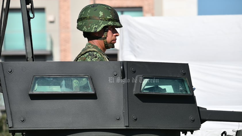 Desfilan por la Independencia de México en el Centro de Torreón