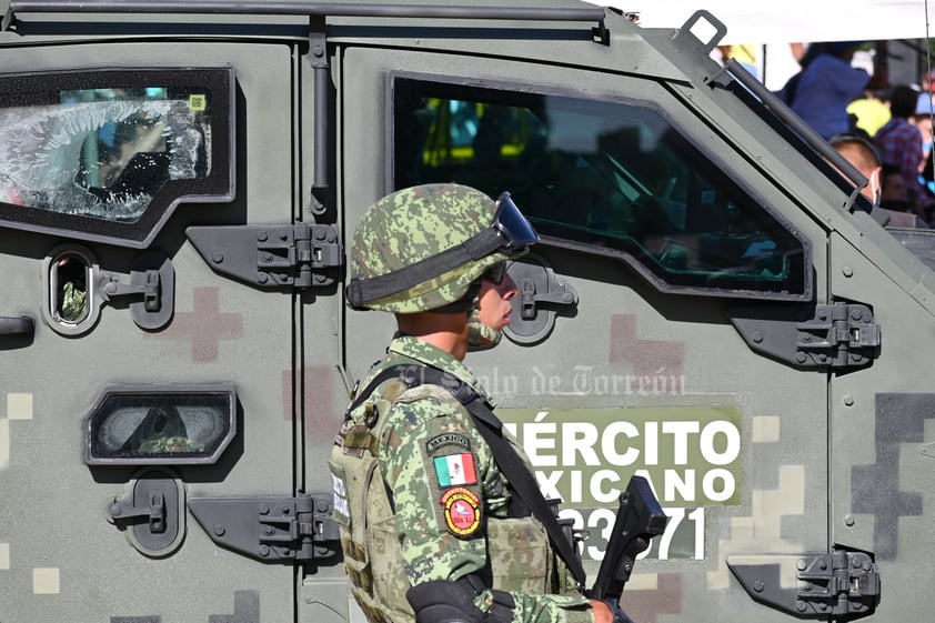 Desfilan por la Independencia de México en el Centro de Torreón