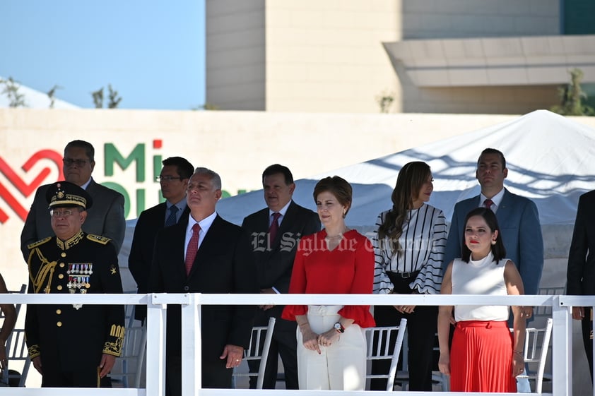 Desfilan por la Independencia de México en el Centro de Torreón