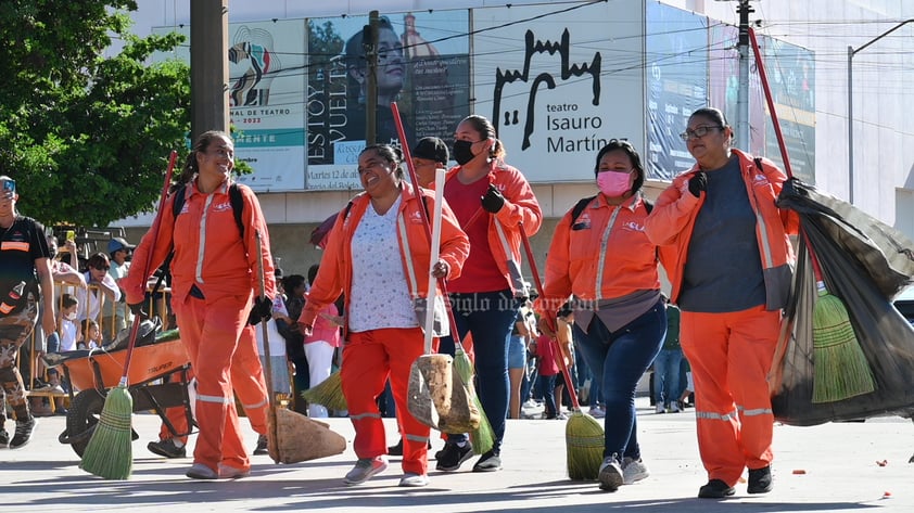 Desfilan por la Independencia de México en el Centro de Torreón