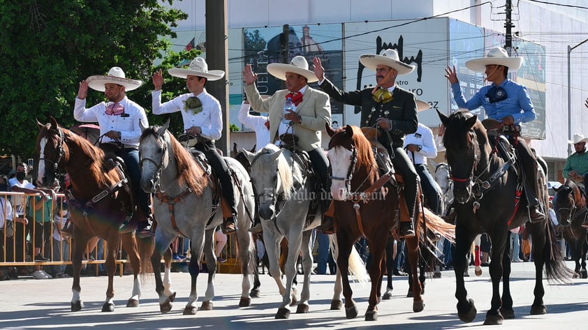 Desfilan por la Independencia de México en el Centro de Torreón