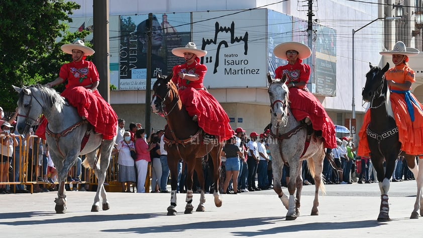 Desfilan por la Independencia de México en el Centro de Torreón