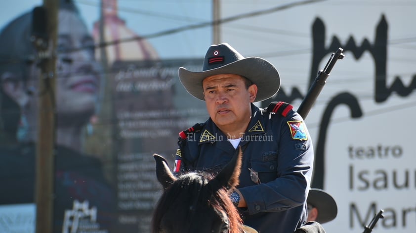 Desfilan por la Independencia de México en el Centro de Torreón