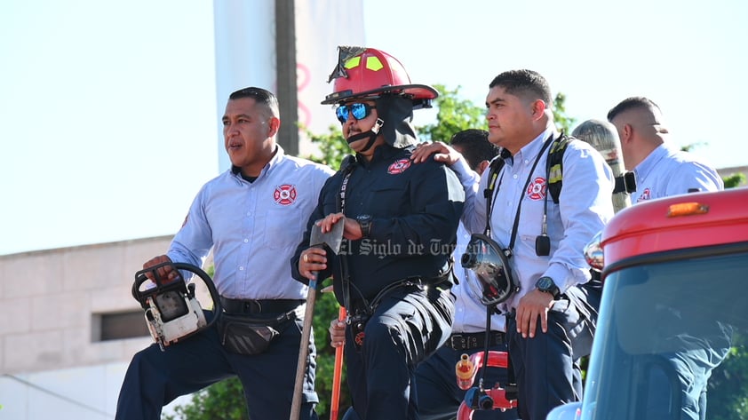 Desfilan por la Independencia de México en el Centro de Torreón