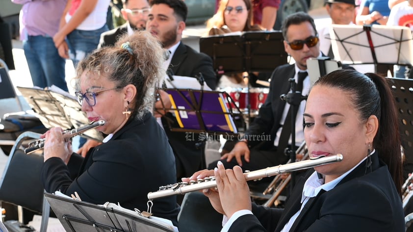 Desfilan por la Independencia de México en el Centro de Torreón