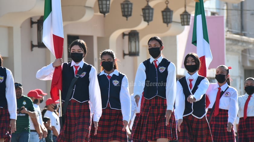 Desfilan por la Independencia de México en el Centro de Torreón