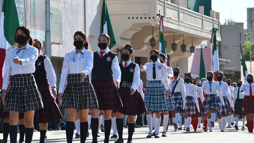 Desfilan por la Independencia de México en el Centro de Torreón