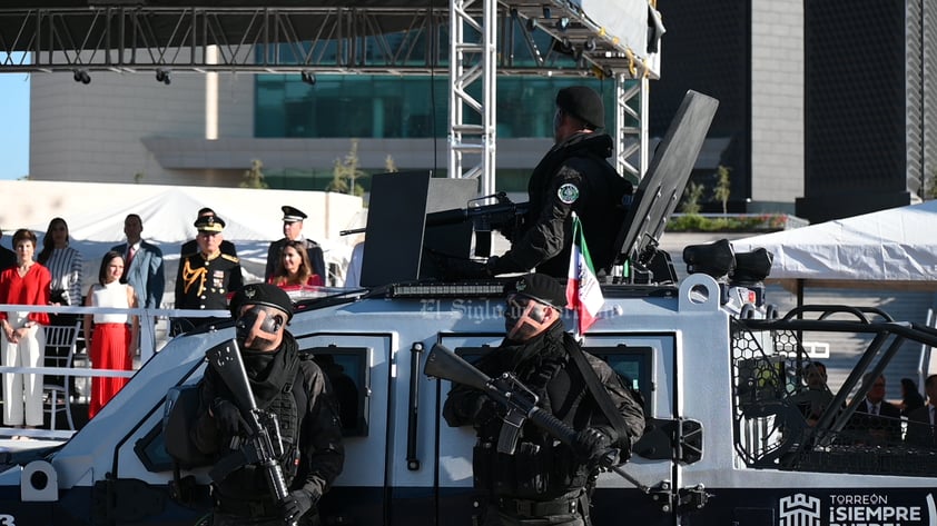 Desfilan por la Independencia de México en el Centro de Torreón