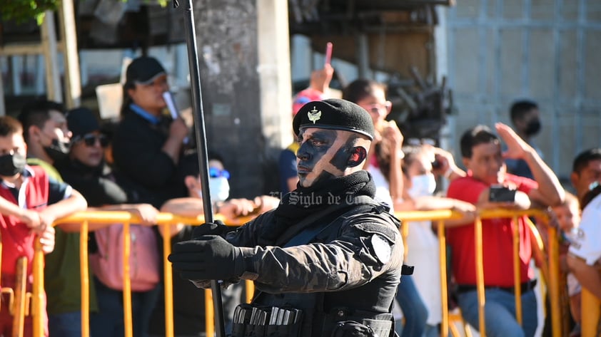 Desfilan por la Independencia de México en el Centro de Torreón