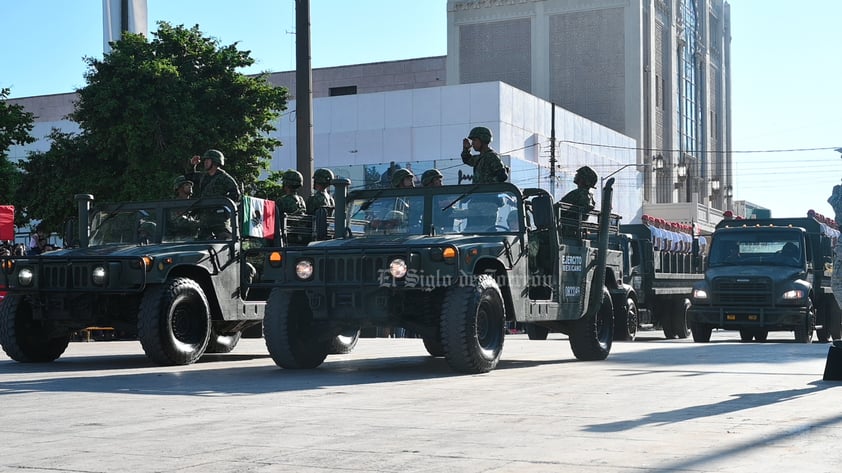 Desfilan por la Independencia de México en el Centro de Torreón