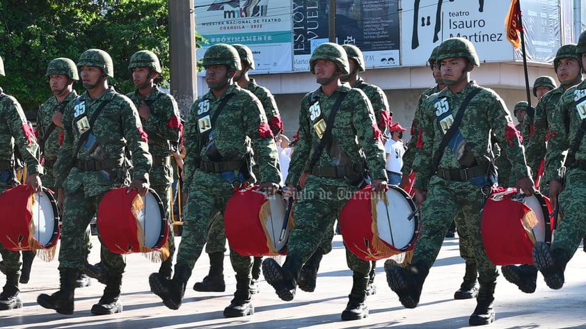 Desfilan por la Independencia de México en el Centro de Torreón