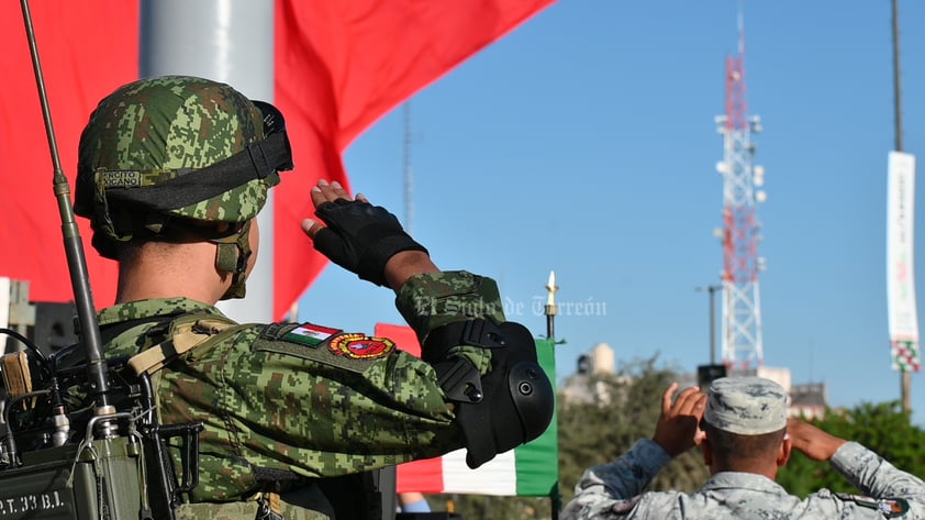 Desfilan por la Independencia de México en el Centro de Torreón