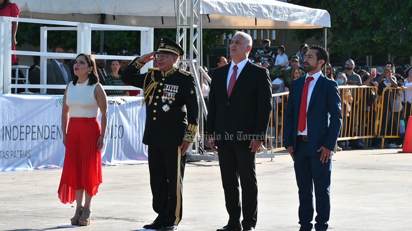 Desfilan por la Independencia de México en el Centro de Torreón