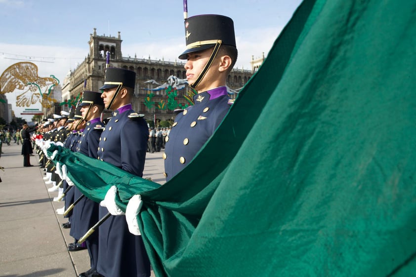 Con llamado a la paz mundial, AMLO encabeza desfile cívico militar por la Independencia de México