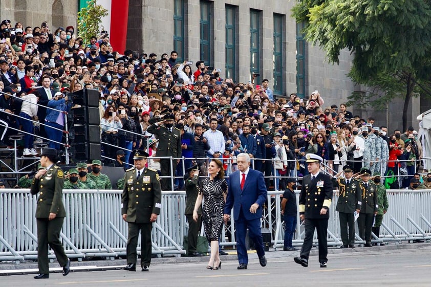 Con llamado a la paz mundial, AMLO encabeza desfile cívico militar por la Independencia de México