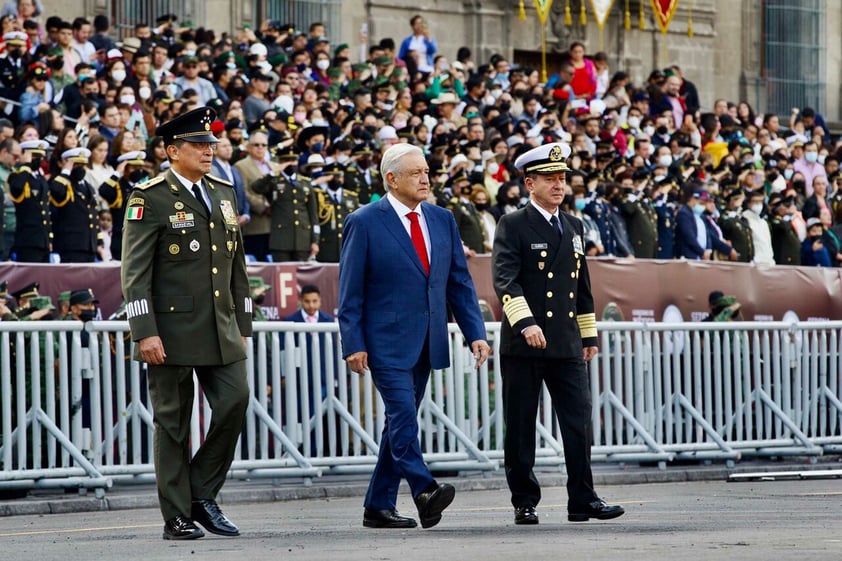 Con llamado a la paz mundial, AMLO encabeza desfile cívico militar por la Independencia de México