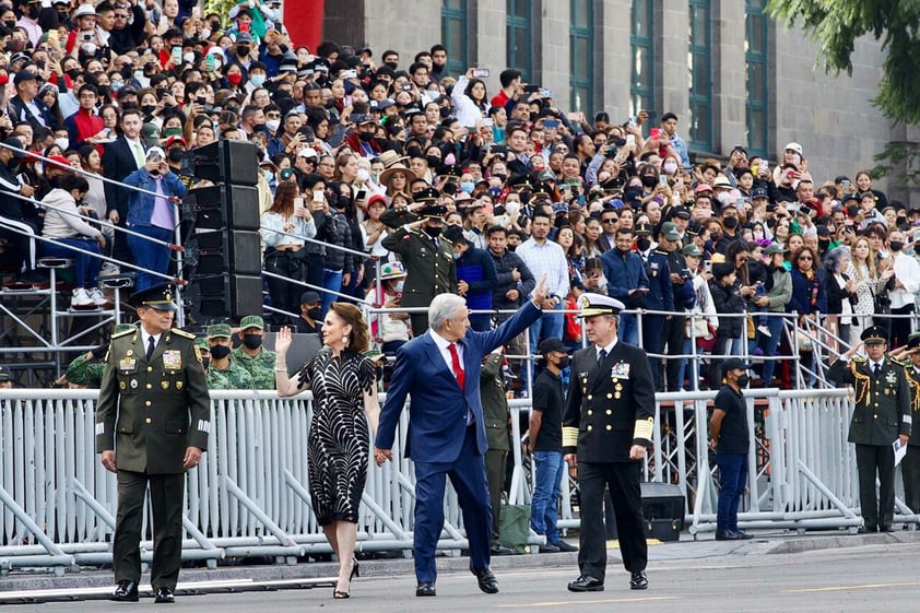 Con llamado a la paz mundial, AMLO encabeza desfile cívico militar por la Independencia de México