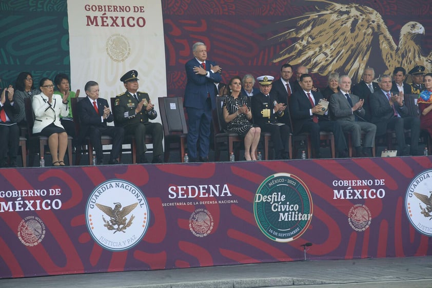 Con llamado a la paz mundial, AMLO encabeza desfile cívico militar por la Independencia de México