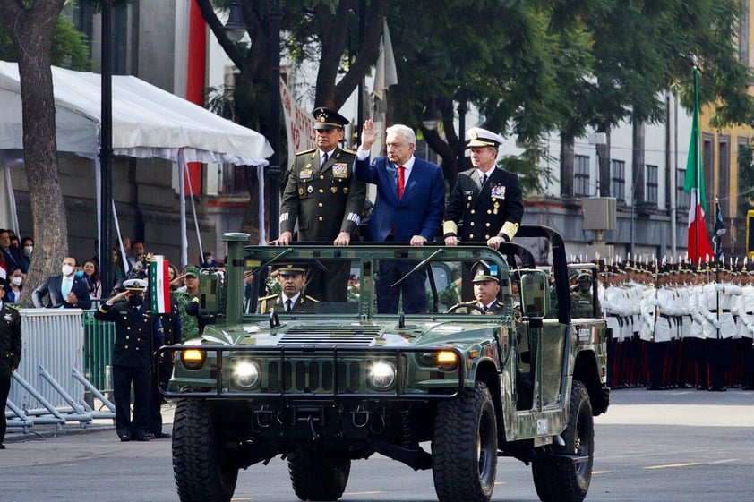 Con llamado a la paz mundial, AMLO encabeza desfile cívico militar por la Independencia de México