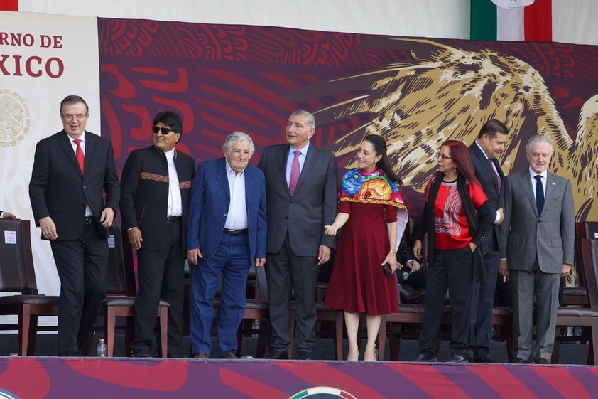 Con llamado a la paz mundial, AMLO encabeza desfile cívico militar por la Independencia de México