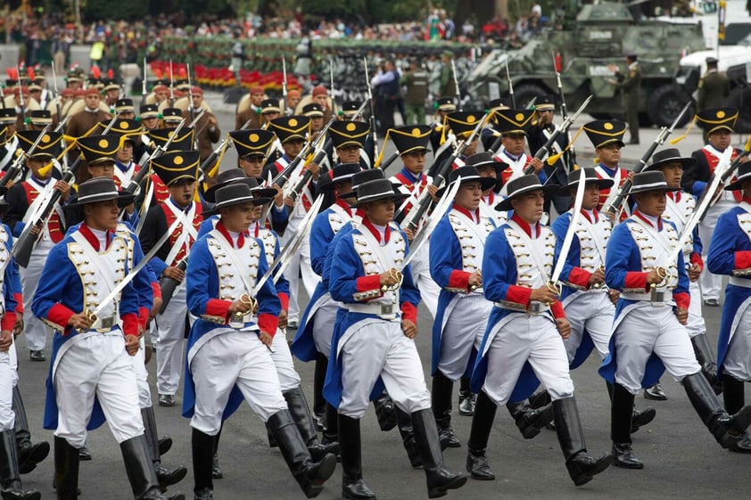 Con llamado a la paz mundial, AMLO encabeza desfile cívico militar por la Independencia de México