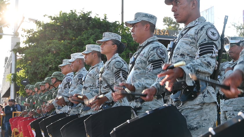 Autoridades. El arranque estuvo a cargo de representantes de las Fuerzas Armadas, quienes abrieron el desfile, les siguieron grupos de la Guardia Nacional y de las corporaciones de seguridad municipal, estatal y metropolitanas.