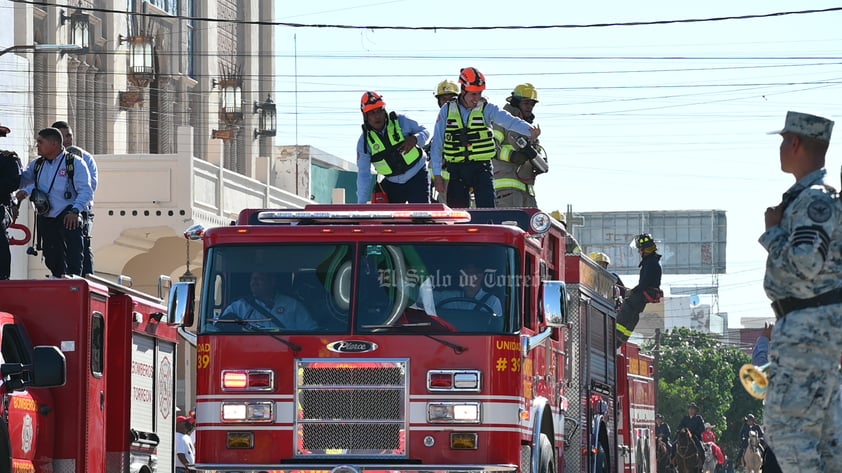 Ovacionan a elementos de rescate. Las ovaciones del público estuvieron dirigidas a corporaciones como Bomberos, Protección Civil y Cruz Roja, además de la brigada de limpieza de La Ola, misma que participó por primera vez en el desfile.