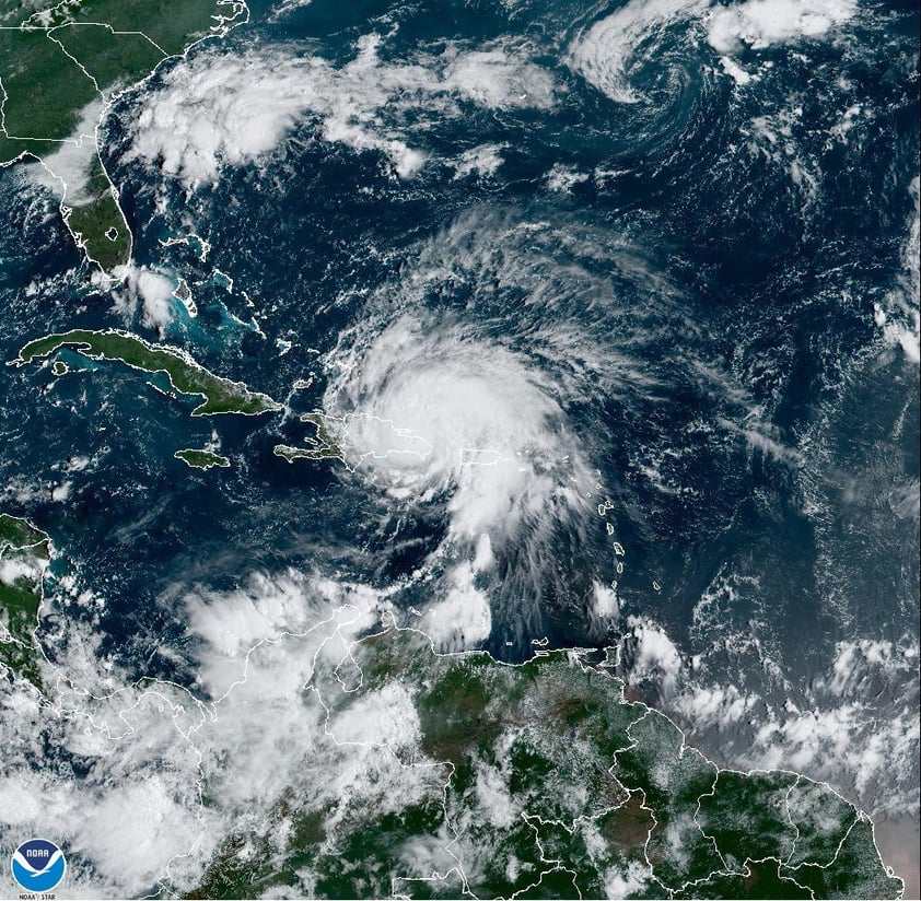 USA071. MIAMI (FL, EEUU), 19/09/2022.- Imagen satelital cedida hoy por la Oficina Nacional de Administración Oceánica y Atmosférica de Estados Unidos (NOAA), a través del Centro Nacional de Huracanes (NHC), donde se muestra la localización del huracán Fiona en el Atlántico. El huracán Fiona, que desde el domingo ha causado daños catastróficos en Puerto Rico, azota ahora República Dominicana, donde tocó tierra esta madrugada, antes de alcanzar categoría de ciclón mayor el miércoles. EFE/NOAA-NHC /SOLO USO EDITORIAL /NO VENTAS /SOLO DISPONIBLE PARA ILUSTRAR LA NOTICIA QUE ACOMPAÑA /CRÉDITO OBLIGATORIO