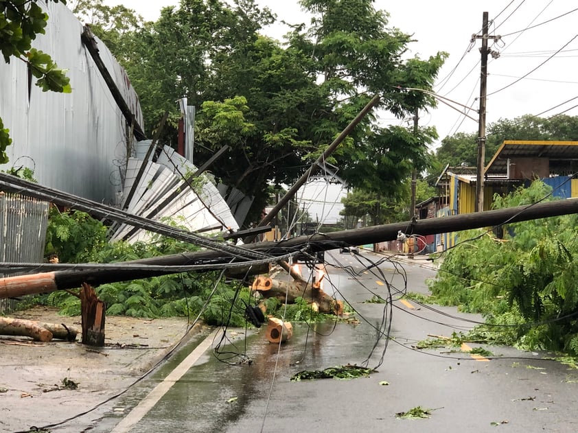 Se queda Puerto Rico sin agua ni luz por huracán 'Fiona'