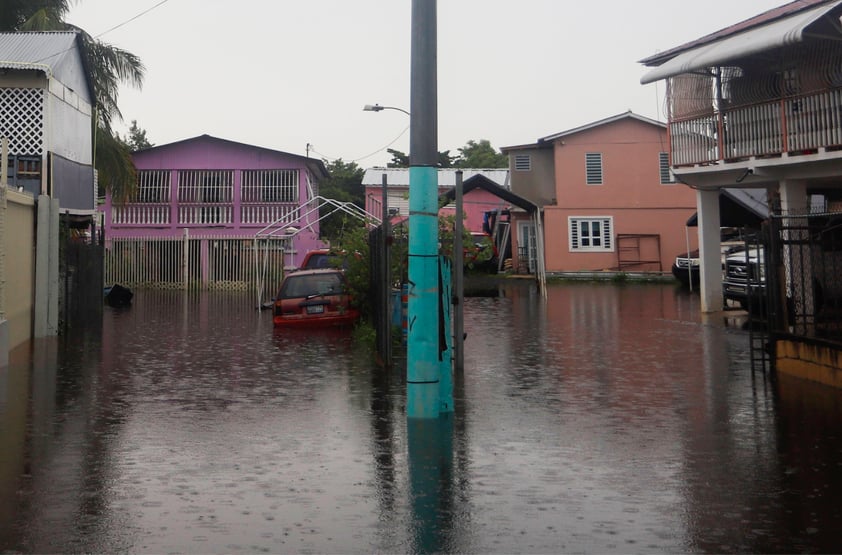 USA097. CATAÑO (PUERTO RICO), 19/09/2022.- Fotografía de una calle inundada por el impacto del huracán Fiona en el barrio Juana Matos hoy, en Cataño (Puerto Rico). El gobernador puertorriqueño, Pedro Pierluisi, dijo este lunes que un total de 1.083 personas fueron rescatadas tras el impacto del huracán Fiona, que causó inundaciones y deslizamientos de tierra en toda la isla. EFE/Thais LLorca
 
 Fotografía de un río desbordado debido al impacto por el paso del huracán Fiona hoy, en Toa Baja (Puerto Rico). El gobernador puertorriqueño, Pedro Pierluisi, dijo este lunes que un total de 1.083 personas fueron rescatadas tras el impacto del huracán Fiona, que causó inundaciones y deslizamientos de tierra en toda la isla. EFE/Thais LLorca