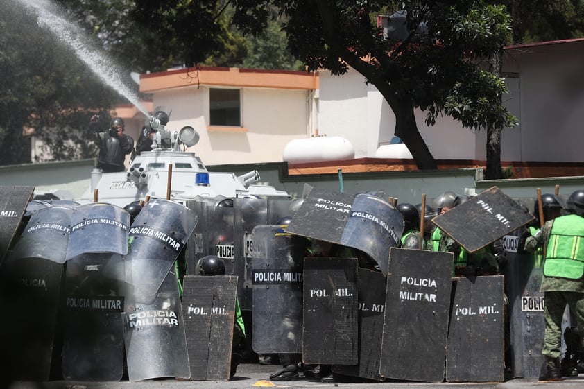 Termina manifestación por los 43 de Ayotzinapa en choques entre policías y normalistas