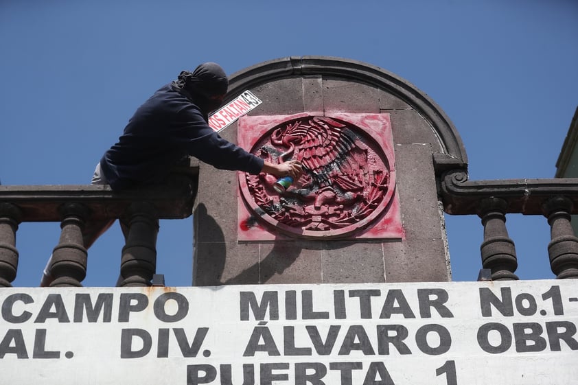 Termina manifestación por los 43 de Ayotzinapa en choques entre policías y normalistas