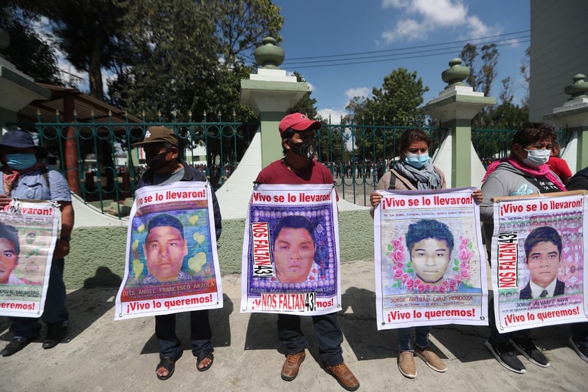 Termina manifestación por los 43 de Ayotzinapa en choques entre policías y normalistas